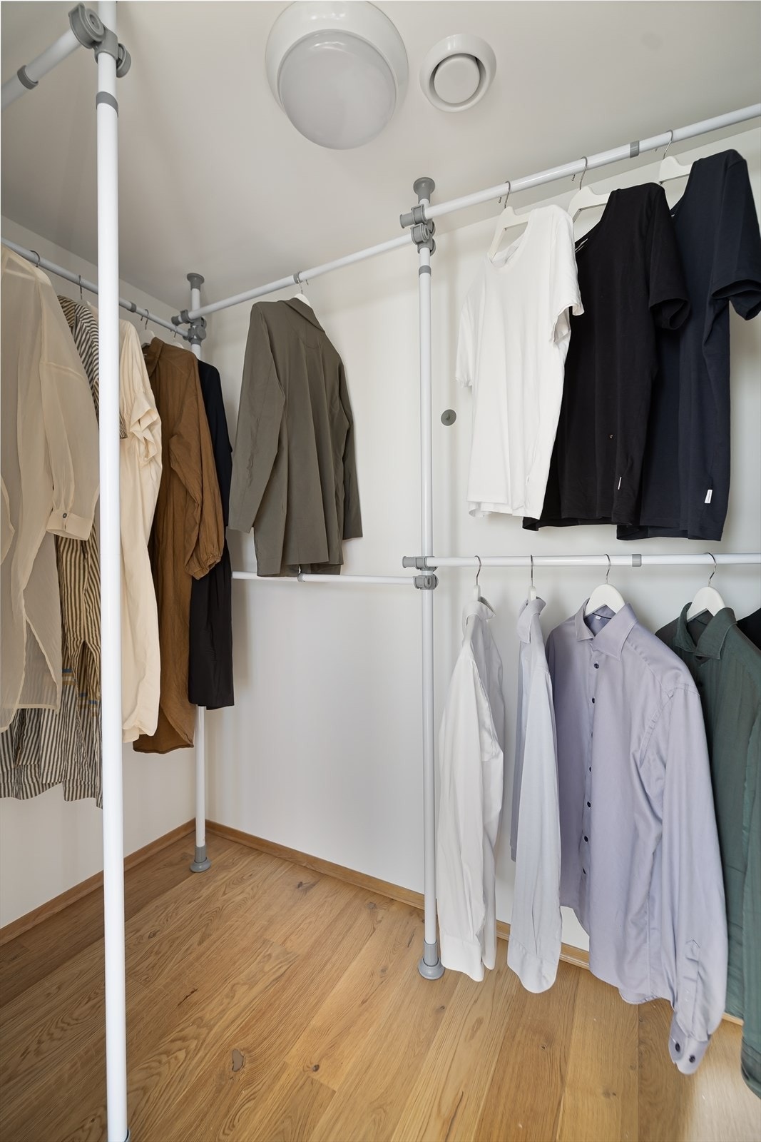 Walk-in-closet på ca. 2,7 kvm gir god oppbevaringskapasitet Galleribilde