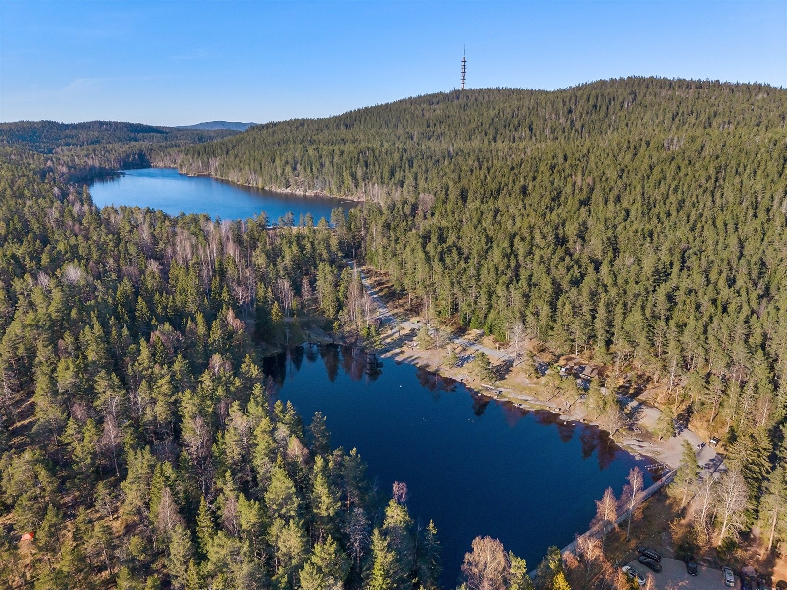 Badedammen ligger like ved, med fine badeplasser og turstier - like bakenfor ser du Steinbruvann Galleribilde