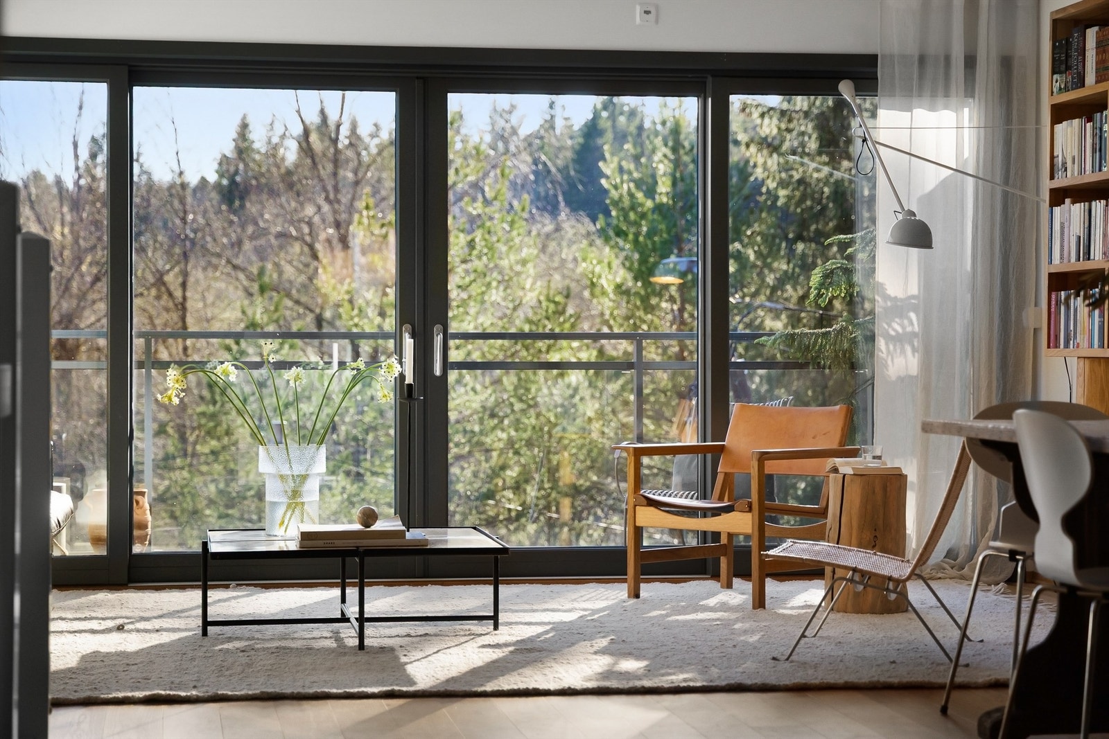 De store vindusflatene bidrar til mye naturlig lys, som sammen med de lyse overflatene skaper en god atmosfære å være i. Galleribilde