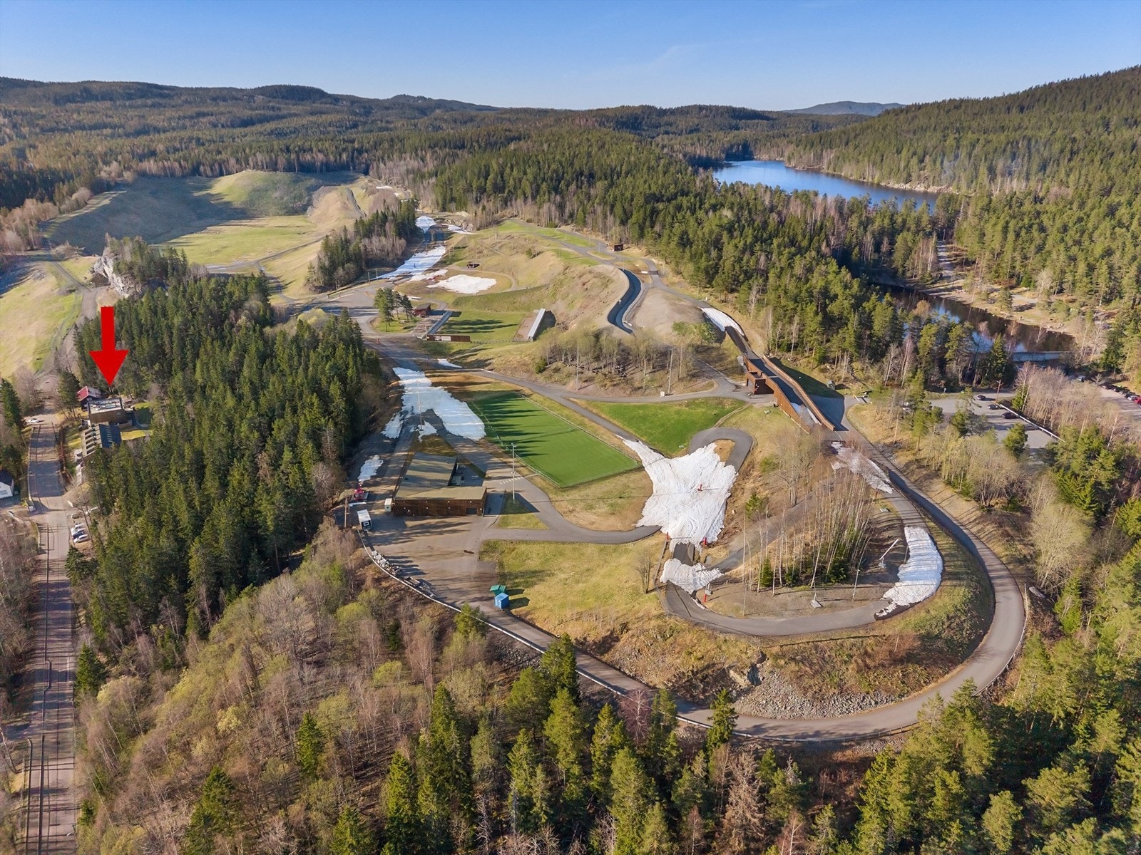 Lillomarka arena ligger 3 min fra boligen. Dette er en kombinert ski- og skiskytterarena for trening og mindre konkurranser vinterstid, i tillegg er det tilrettelagt for orientering, hundesport og rulleski i sommerhalvåret - anlegget er åpent for alle Galleribilde