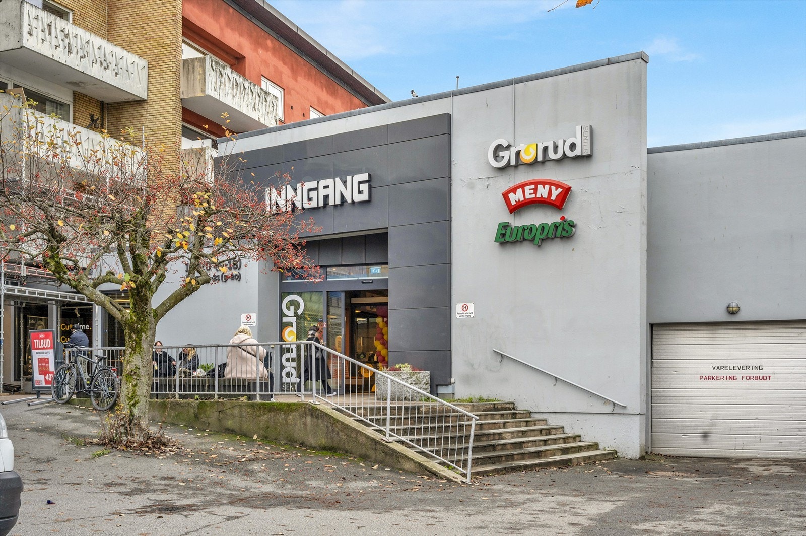 Grorud senter er ca. 20 minutters gange unna - senteret består av ca. 25 butikker deriblant Meny, Vinmonopol, bank, apotek og serveringssteder Galleribilde