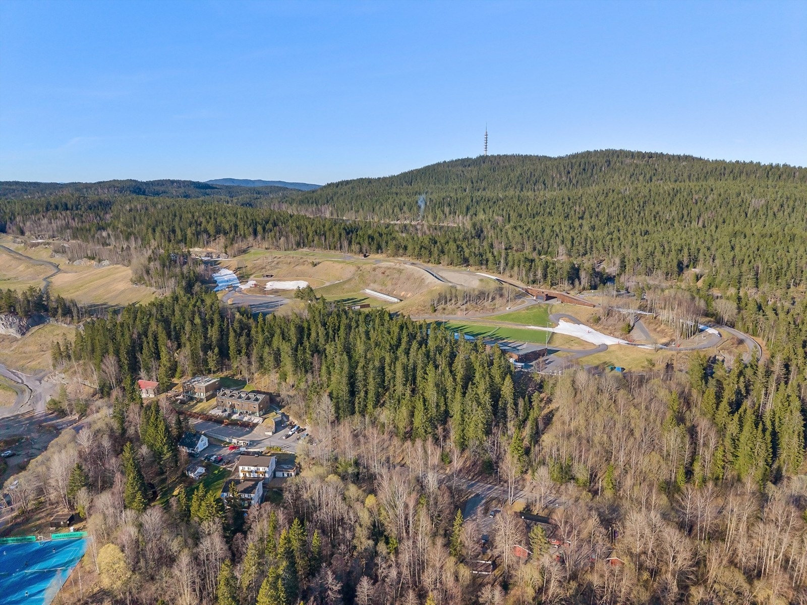 Lillomarka byr på fantastiske rekreasjonsmuligheter året rundt med sine lysløyper, turstier og badevann Galleribilde