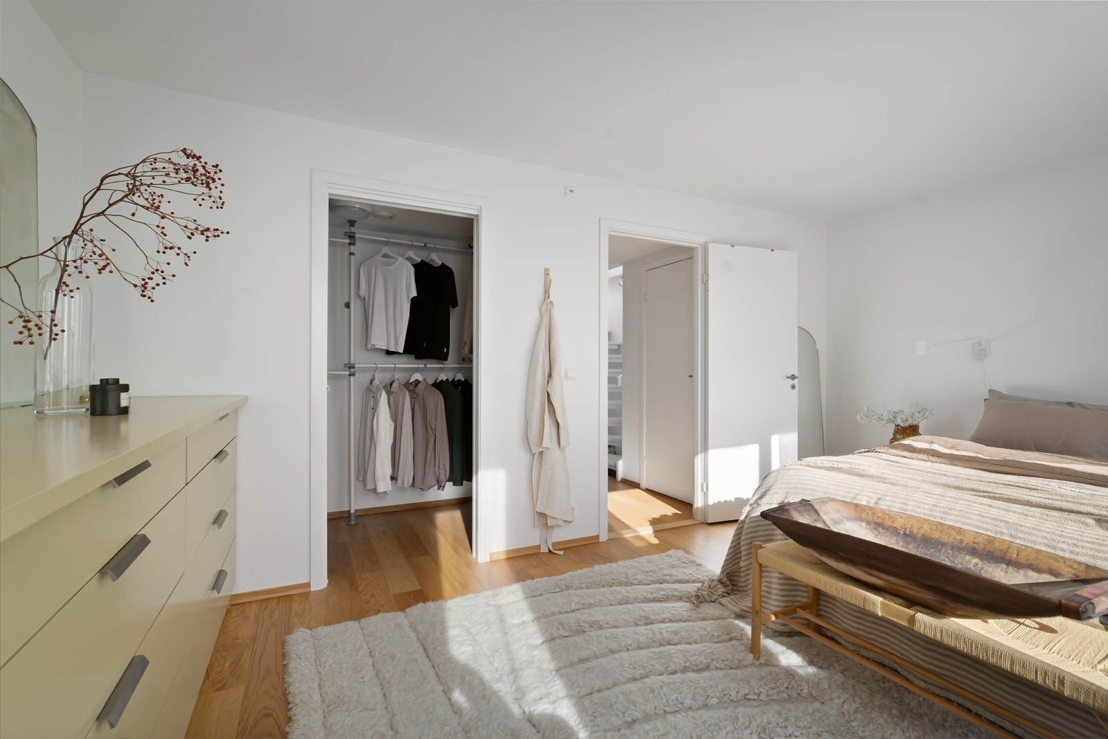 Direkte adkomst til romslig walk-in-closet Galleribilde