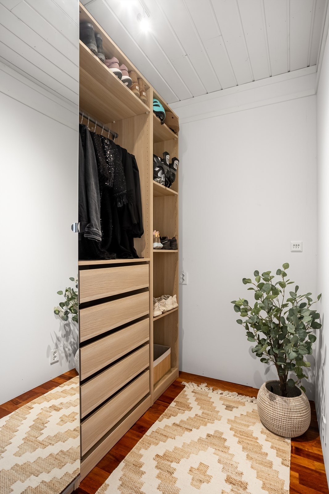 Leiligheten har en innvendig bod på 5 m² som gir verdifull lagringsplass. I tillegg medfølger en bod i kjelleren på 4,4 m². Galleribilde