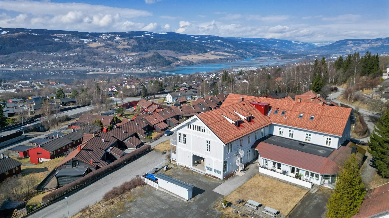 Det medfølger en parkeringsplass til leiligheten. Galleribilde