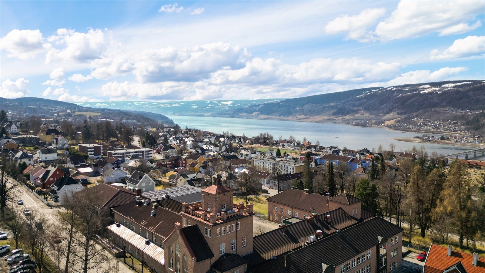 Fra området er det flott utsikt over Lillehammer by og Mjøsa. Galleribilde