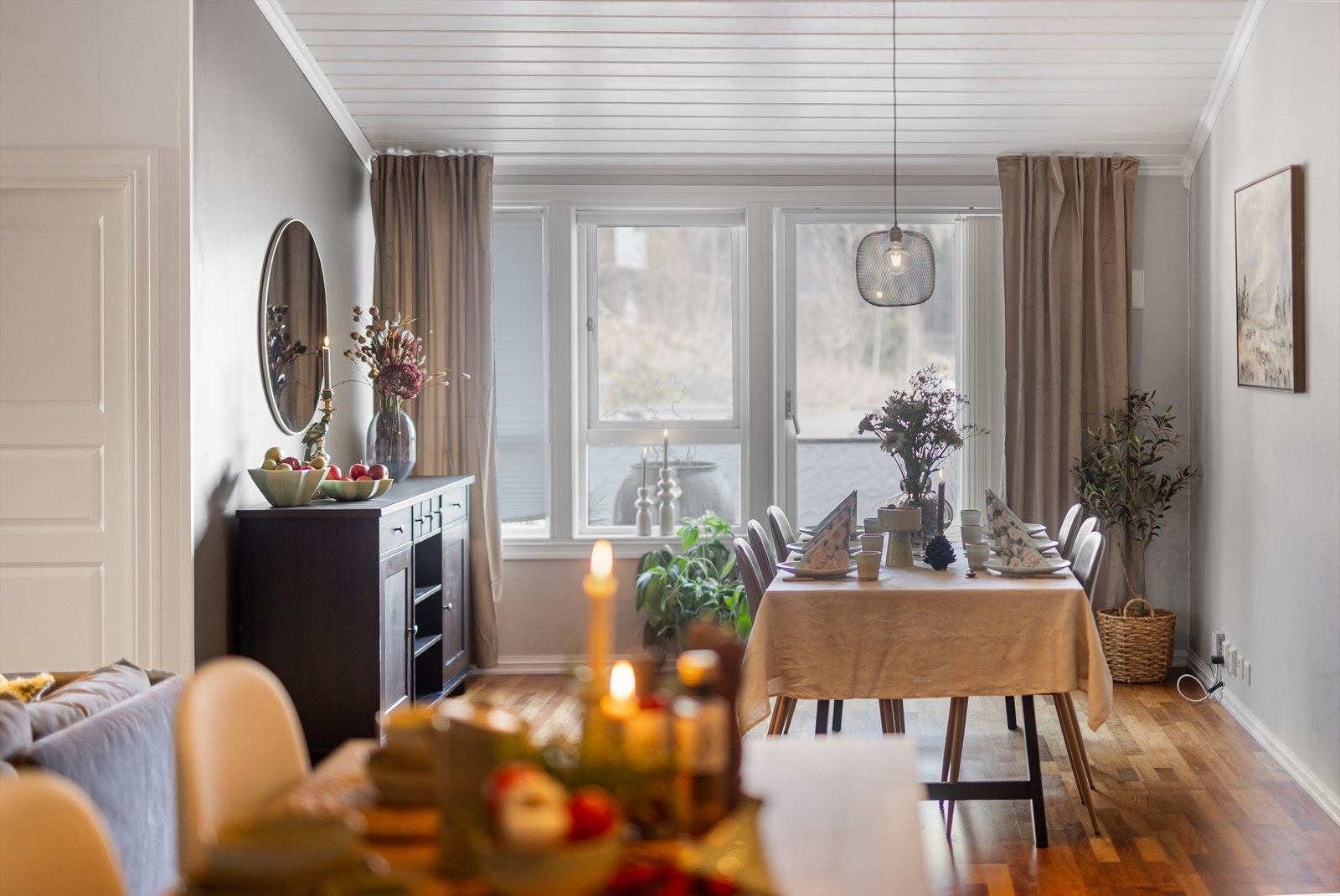 Vindusflater i treverk med 2- og 3-lags isolerglass fra 1986 og 1998. Galleribilde
