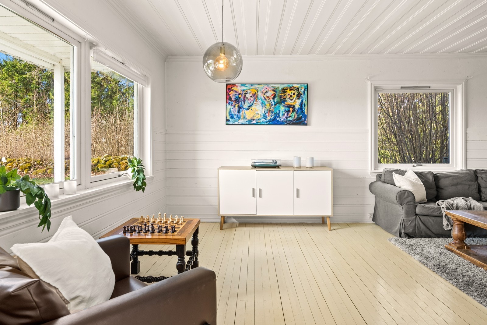 De store vindusflatene i stuen gir godt med naturlig lys. Galleribilde