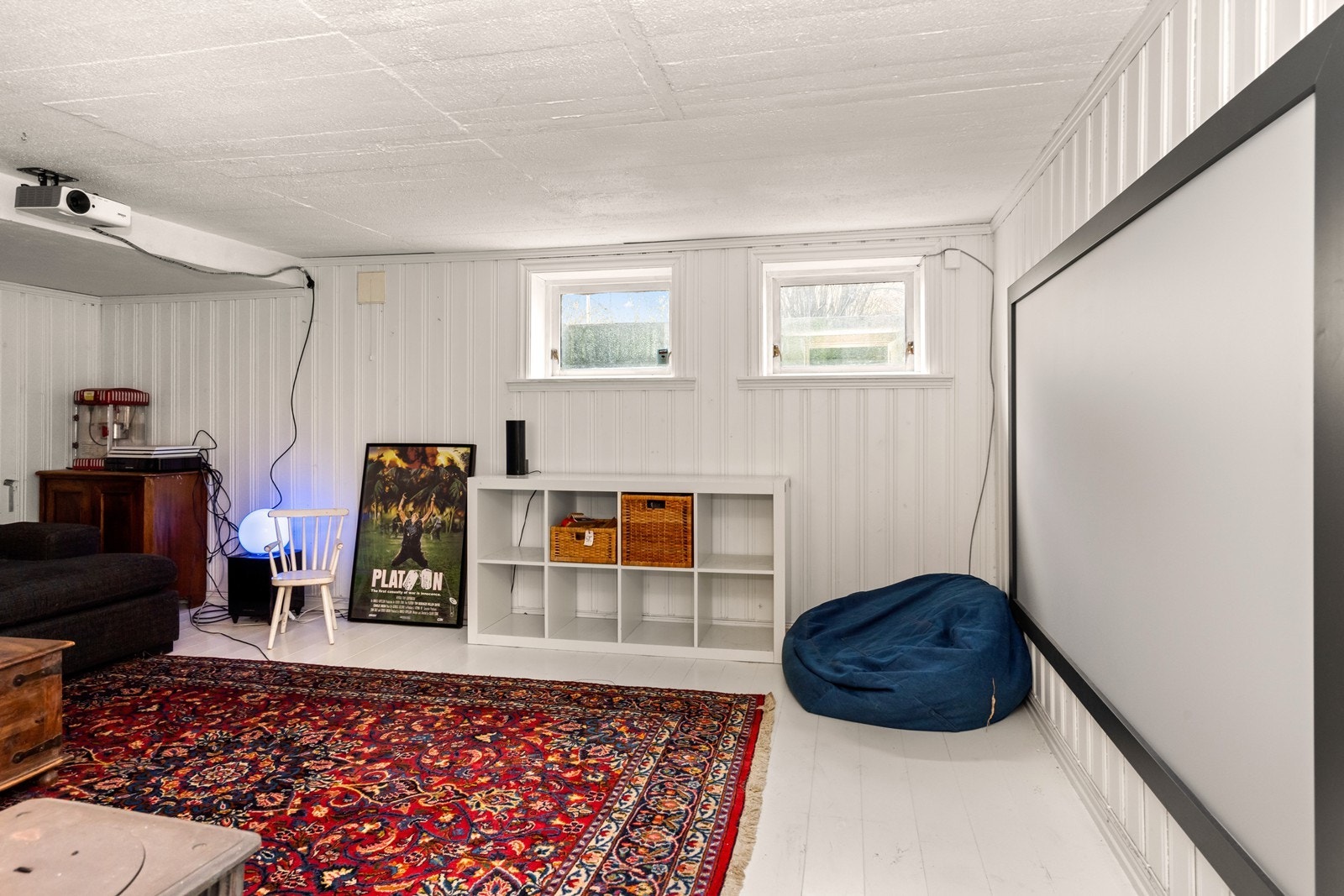 Kjellerstuen er et lunt og sosialt rom. Rommet tilfredsstiller ikke dagens krav til varig opphold. Galleribilde