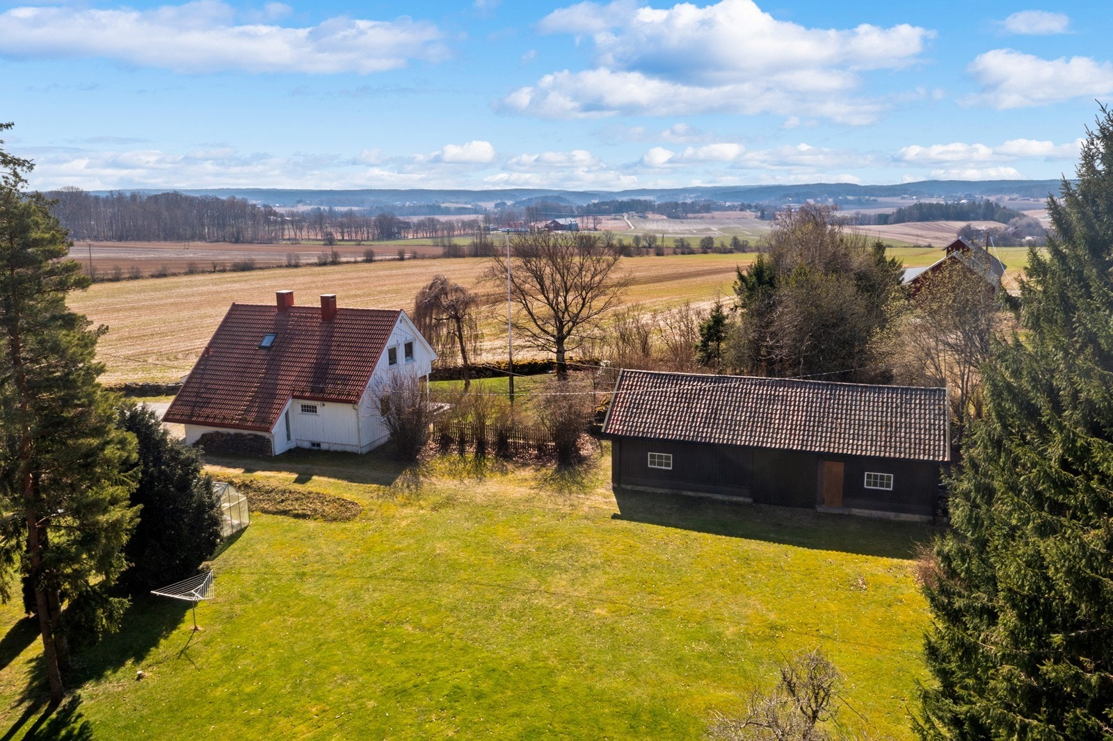 Oversikt over eiendommen med bolighus og anneks. Galleribilde