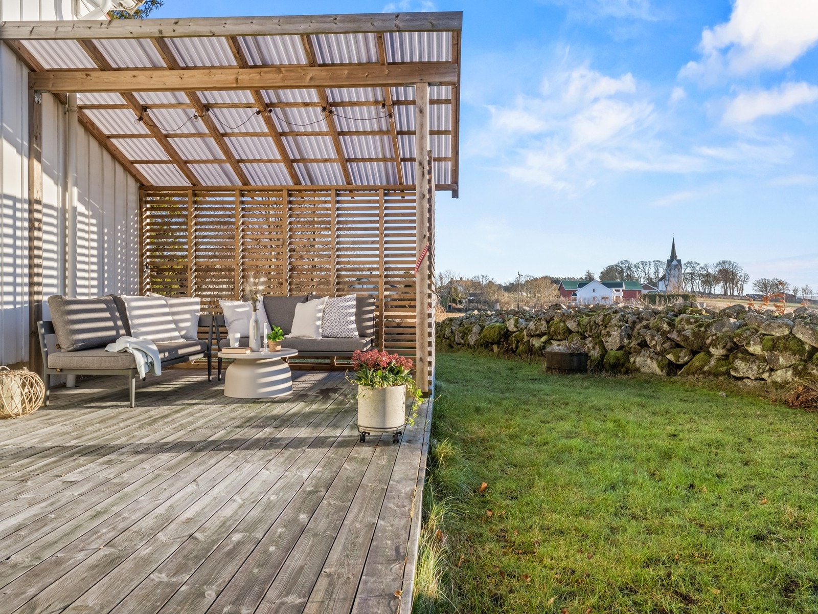 Den store terrassen på ca. 51 m² har direkte utgang fra stuen og gir rikelig med plass for flere soner og sittegrupper. Galleribilde
