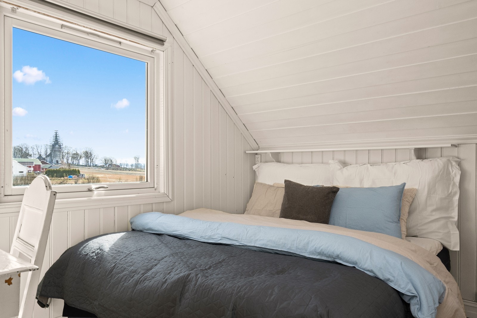 Soverommene har overflater med trepanel og tapet. Galleribilde