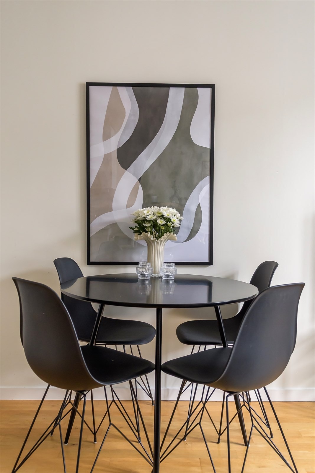 God plass til spisebord - perfekt for å samle venner og familie til et hyggelig måltid! Galleribilde