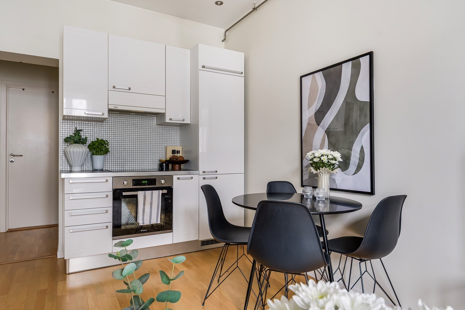 Det er gode møbleringsmuligheter for sofagruppe, spisebord og annet møblement Galleribilde