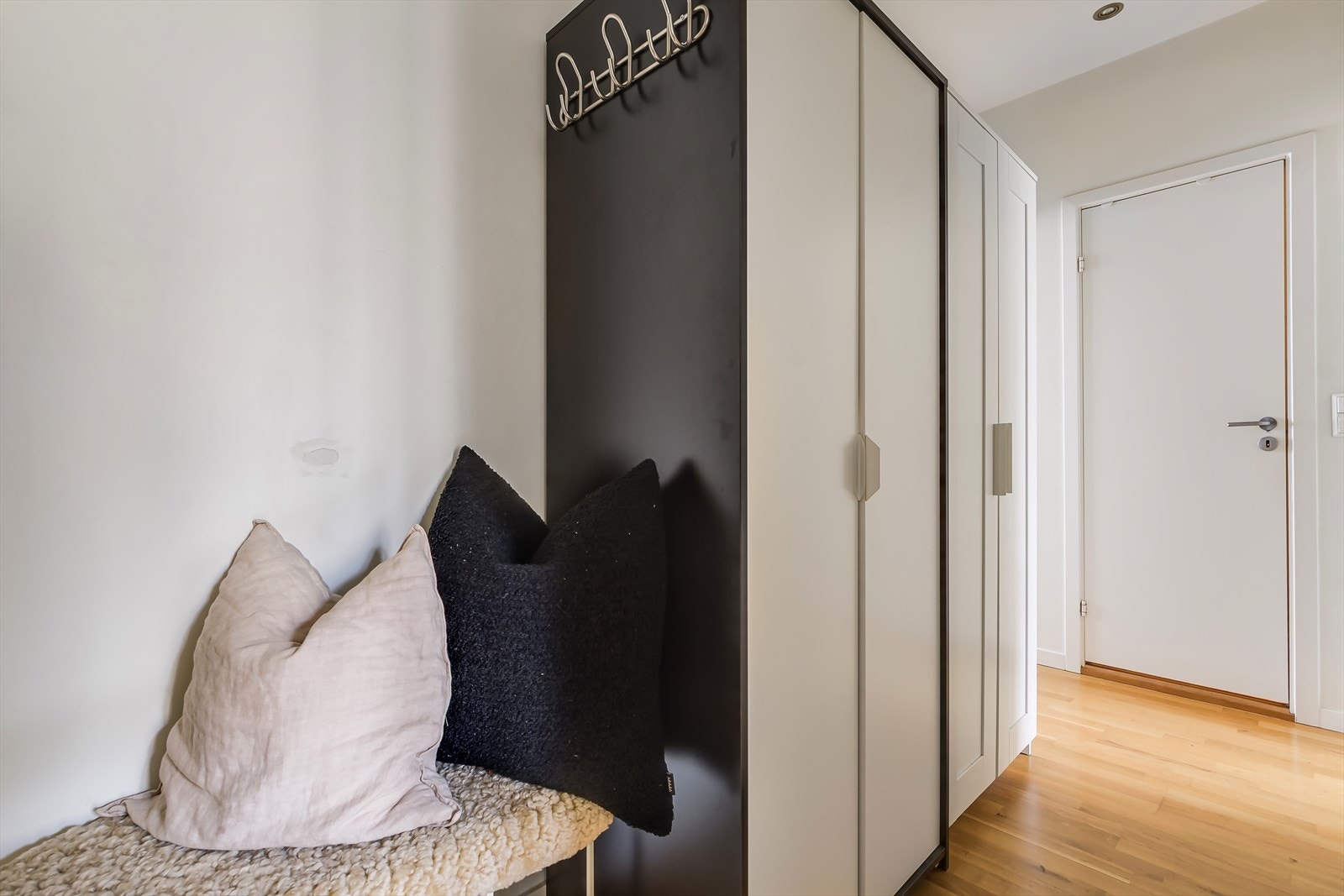 Du blir møtt av den innbydende entréen som har plass for oppheng av jakker og oppstilling av sko Galleribilde
