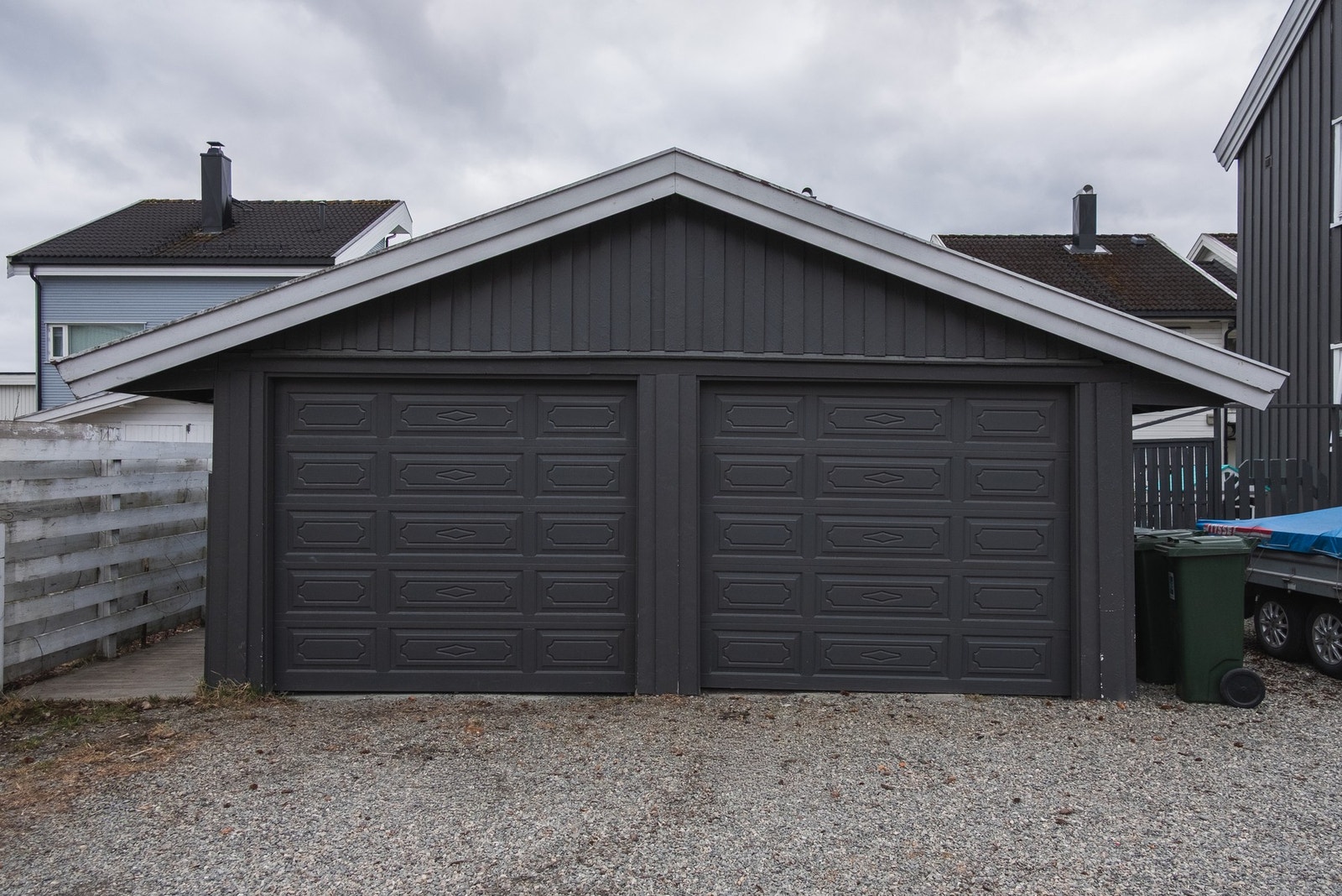 Gode muligheter for parkering i garasjen. Garasjen er på hele 26 kvm og har elektrisk port. Galleribilde