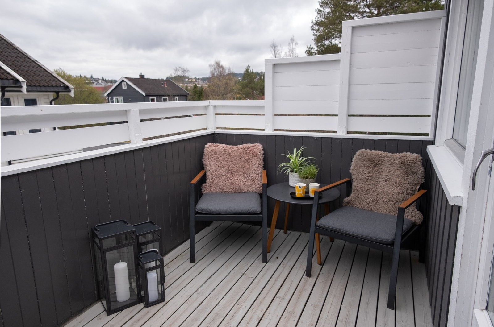 Balkongen ligger vendt mot sør og byr på fantastiske solforhold. Galleribilde