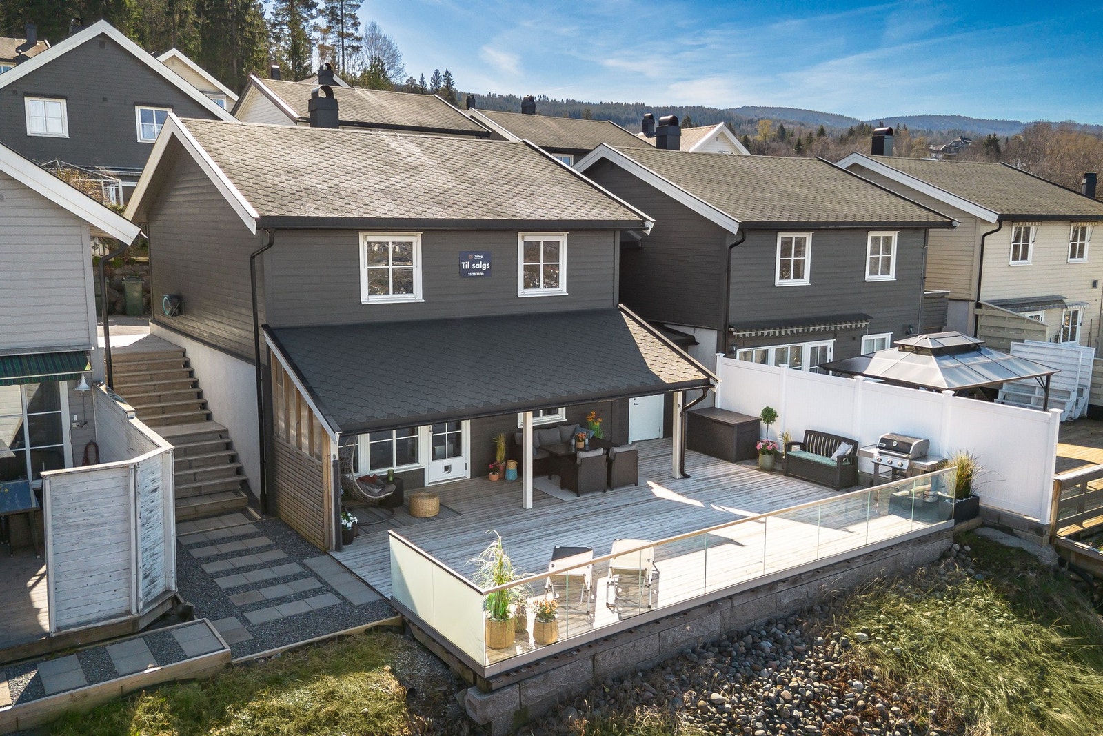 Dialog Eiendomsmegling AS avd Drammen Mjøndalen - Enebolig m/3 sov - Kjøkken 2020 - Bad 2017 - Vaskerom - Garasje - Stor terrasse - IN Ordning - Elbil