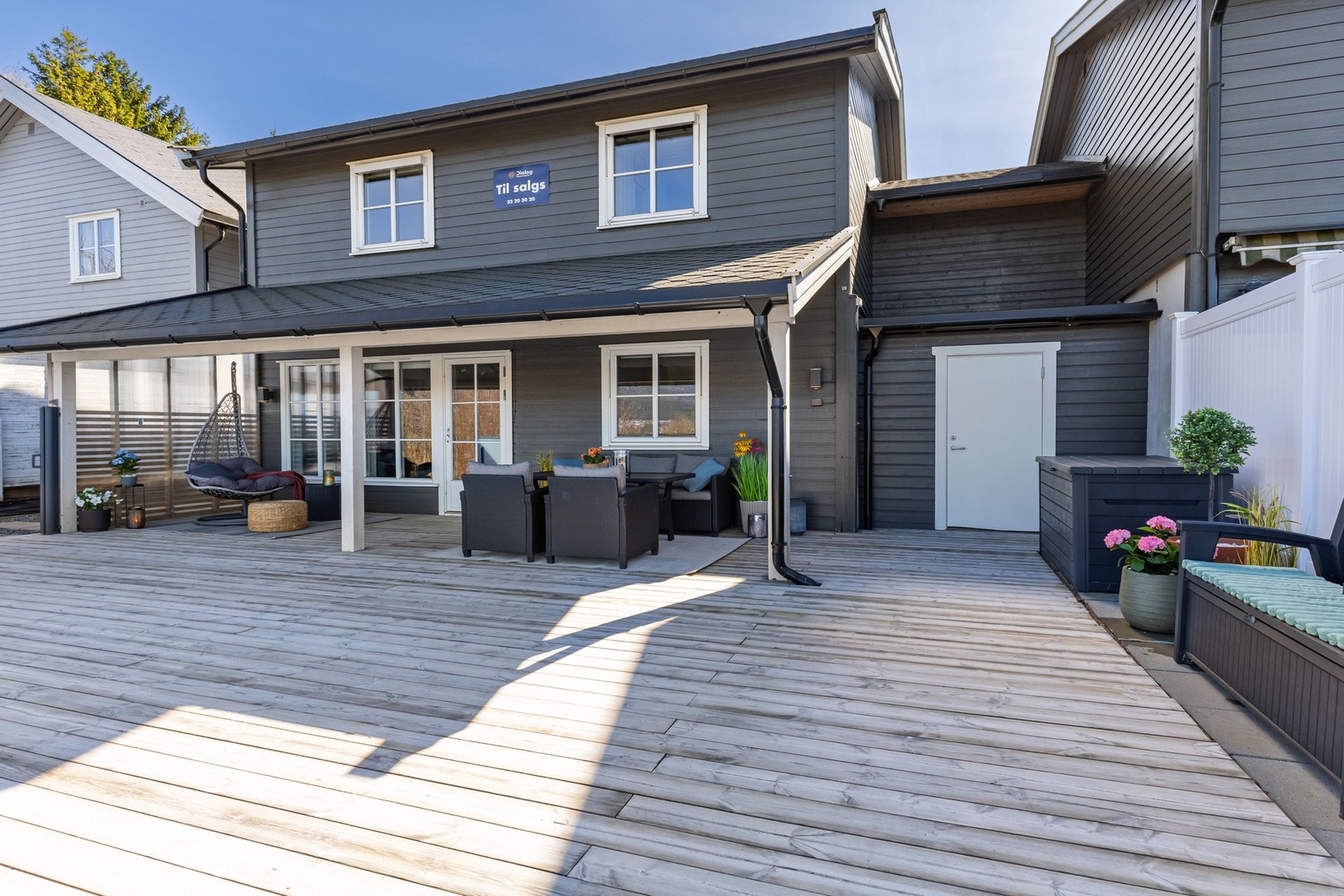 Flott og romslig uteområde med stor terrasse, overbygd sittegruppe, gode solforhold og utvendig bod. Galleribilde