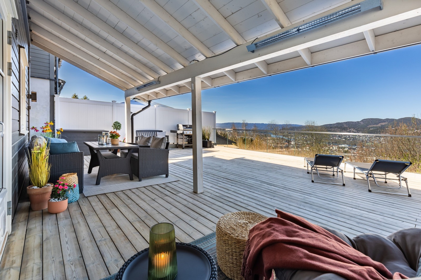 Stor og luftig terrasse med overbygg, sittegruppe og solsenger. Med flott utsikt utover elva og Mjøndalen. Galleribilde