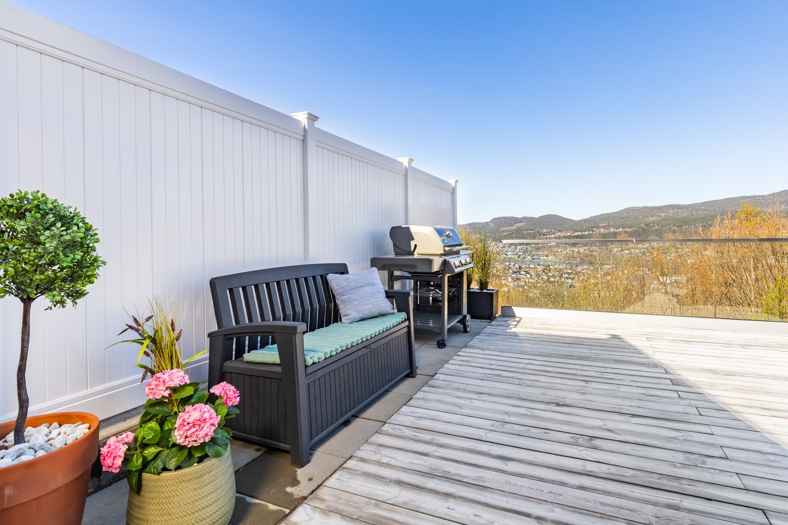 Terrassen med flott utsikt og skjermet fra naboer. Galleribilde