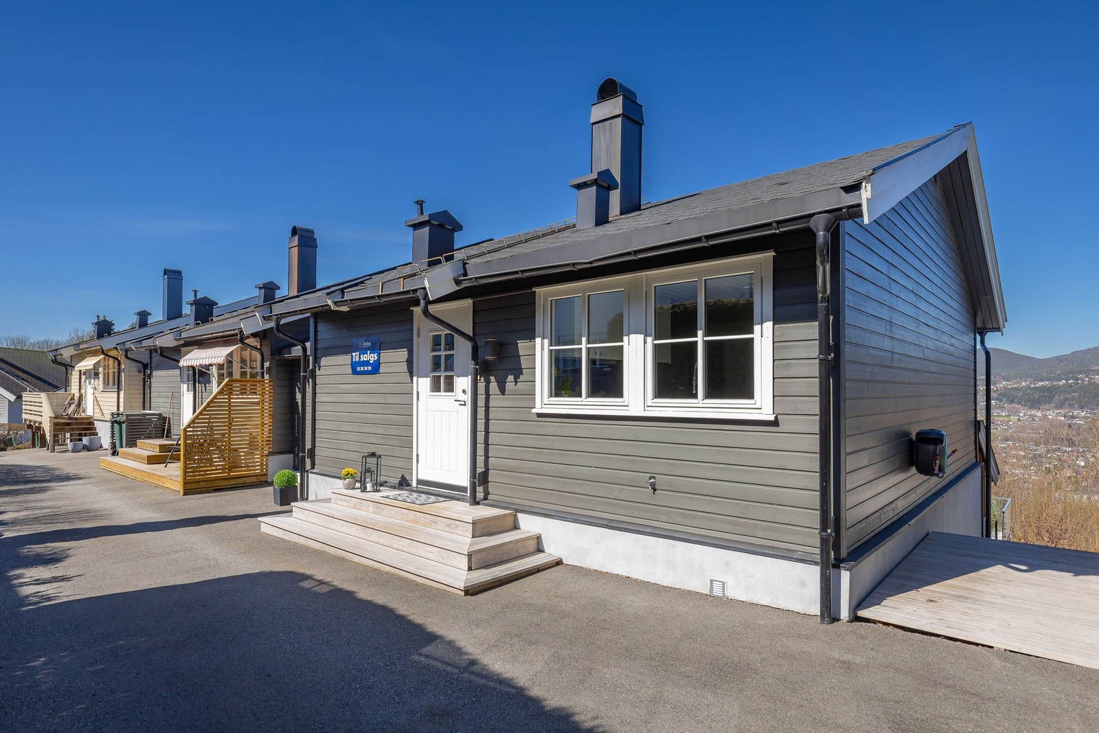 Stilren og velholdt bolig med moderne fasade og gode solforhold. Beliggende i et rolig og attraktivt område med flott utsikt. Galleribilde