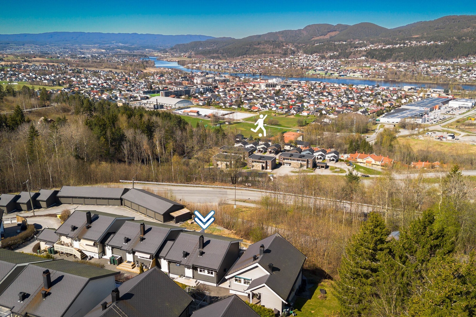 Flott og velholdt bolig med stor, solrik terrasse, gode uteplasser og skjermet beliggenhet. Galleribilde
