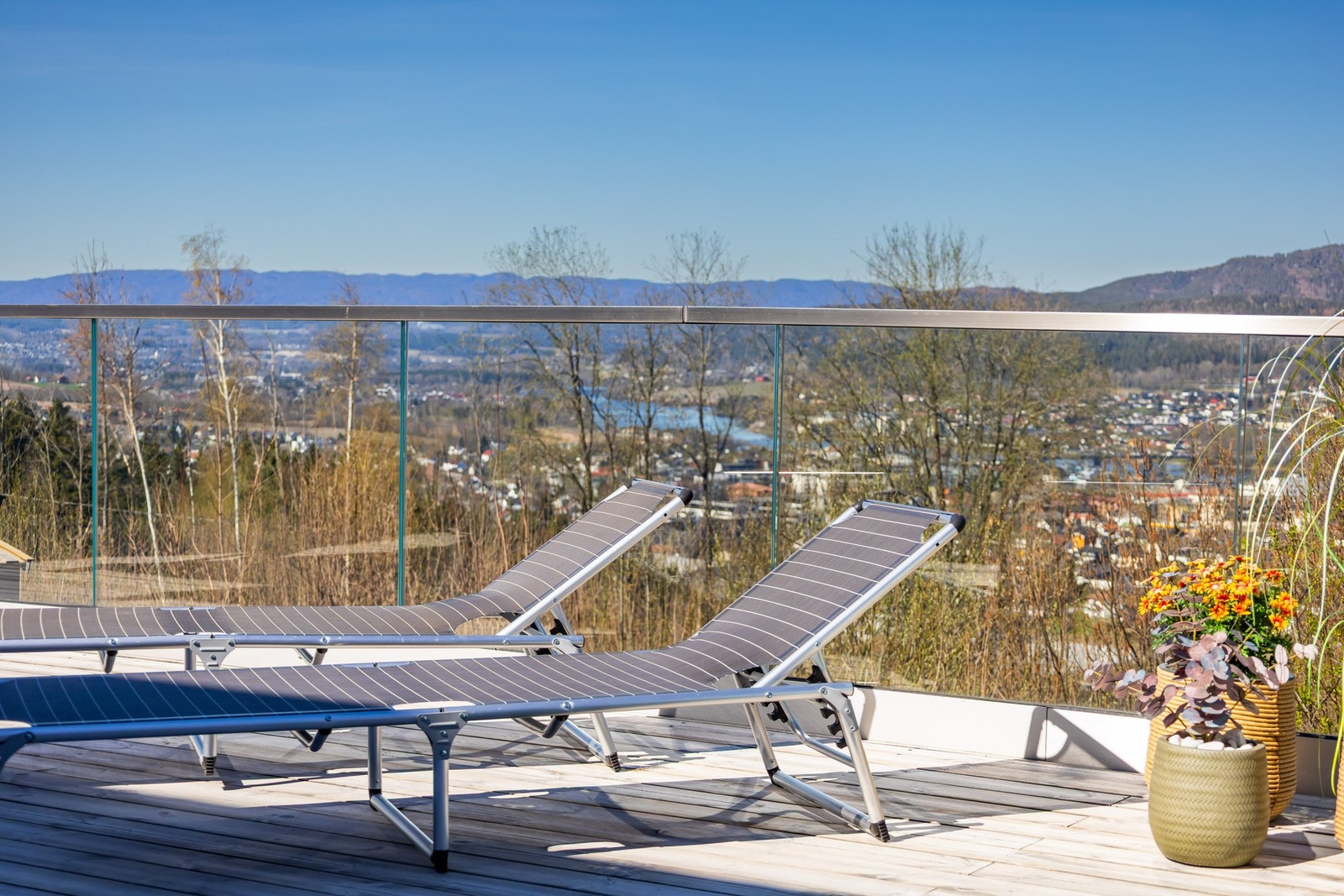Solrik terrasse med komfortable solsenger og fantastisk utsikt. Galleribilde