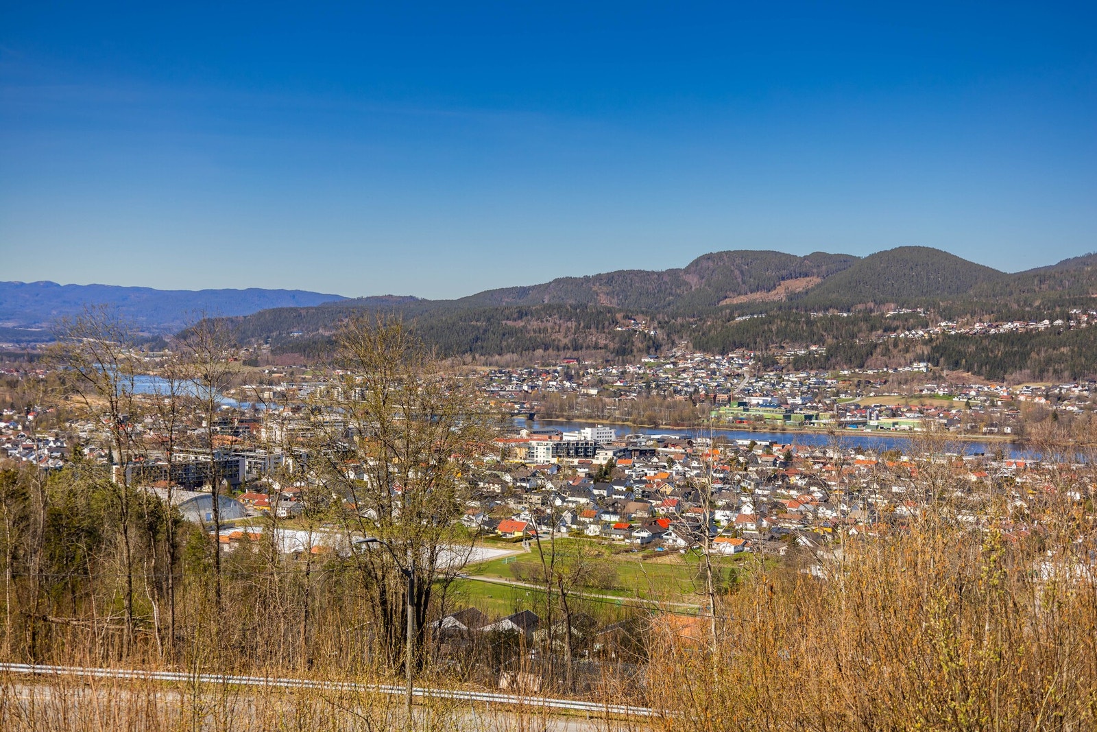 Utsikten fra terrassen med elva og eikerbygdene i bakgrunn. Galleribilde