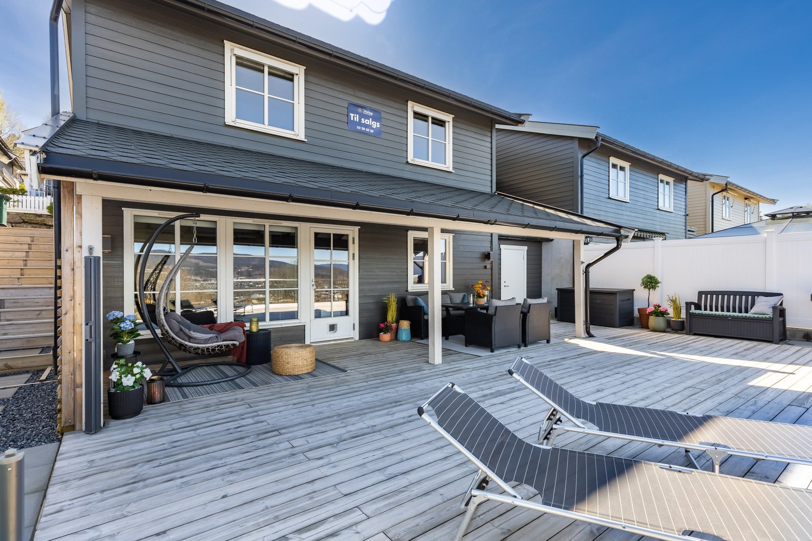 Stor og solrik terrasse med flere sitteplasser, overbygg og flott utsikt. Ideelt for både avslapning og sosiale sammenkomster. Galleribilde