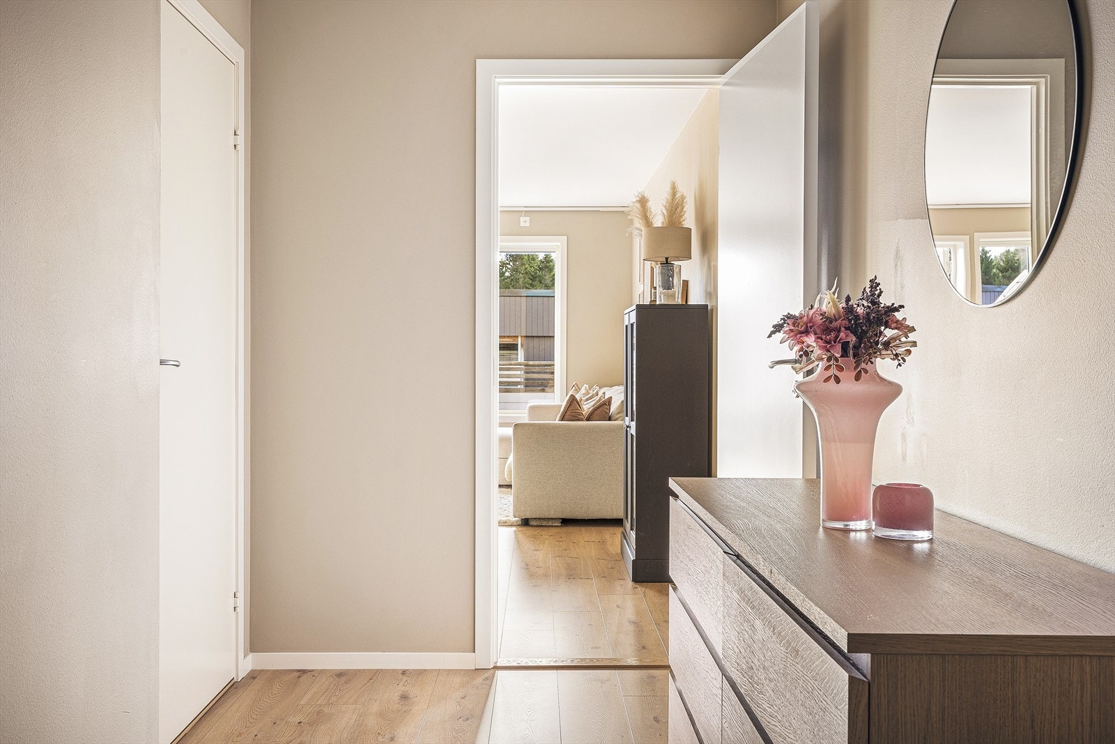 - Romslig entré på 9,5 m² med god plass til oppbevaring av yttertøy - Galleribilde