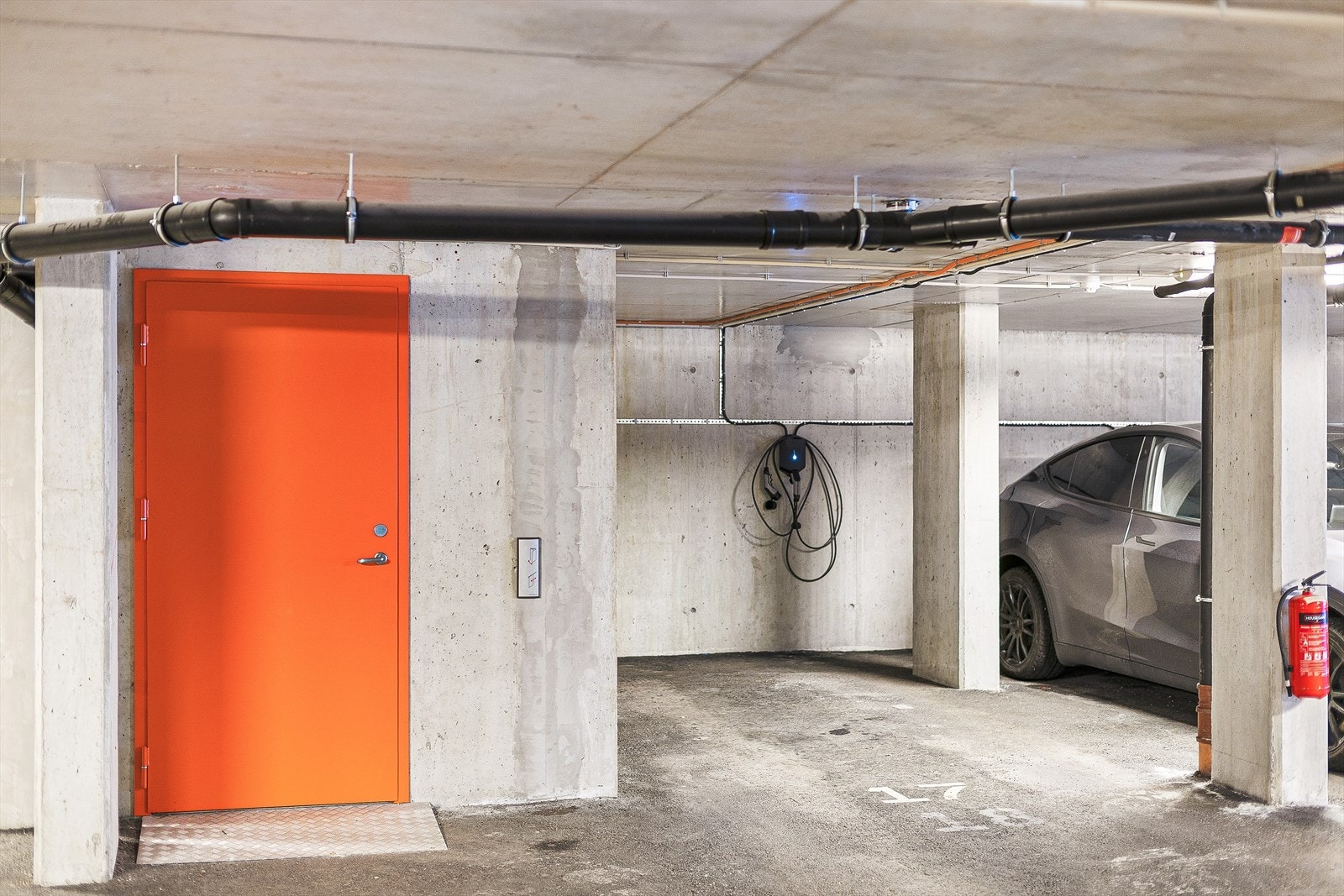 - Leiligheten har en parkeringsplass med elbillader i felles lukket garasjeanlegg. Gå tørrskodd fra garasjeanlegget til leiligheten via heis - Galleribilde