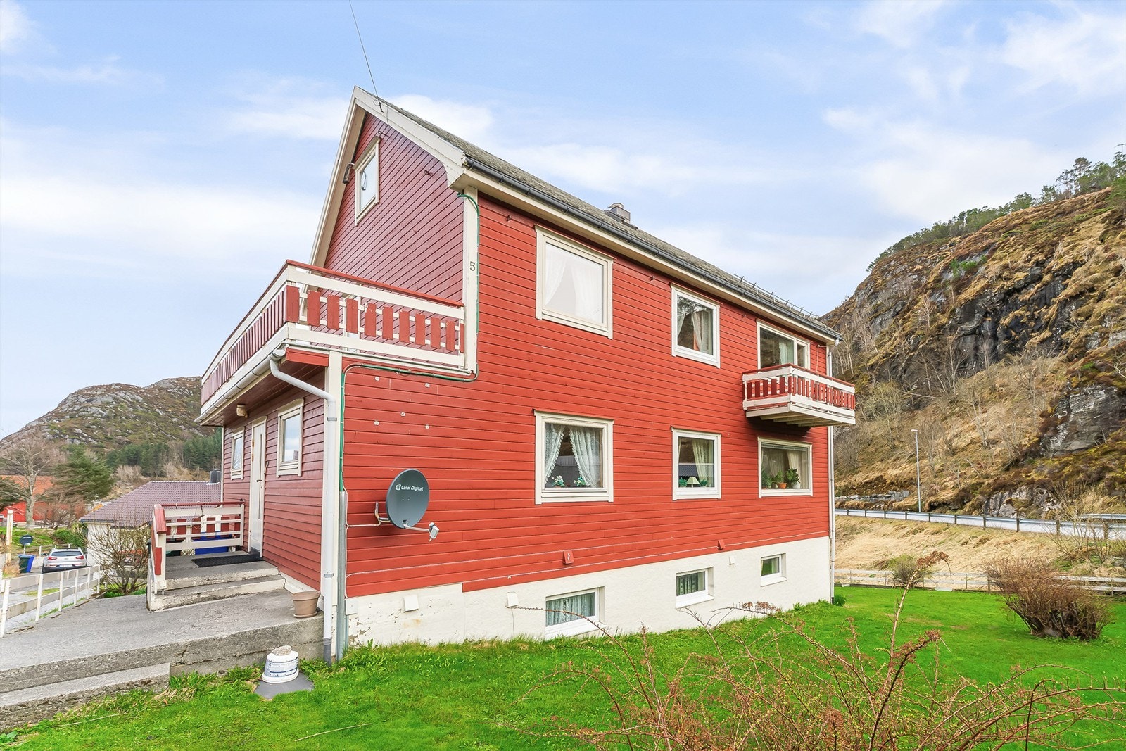 Eiendommen er beliggende sentralt i Fosnavåg. Galleribilde
