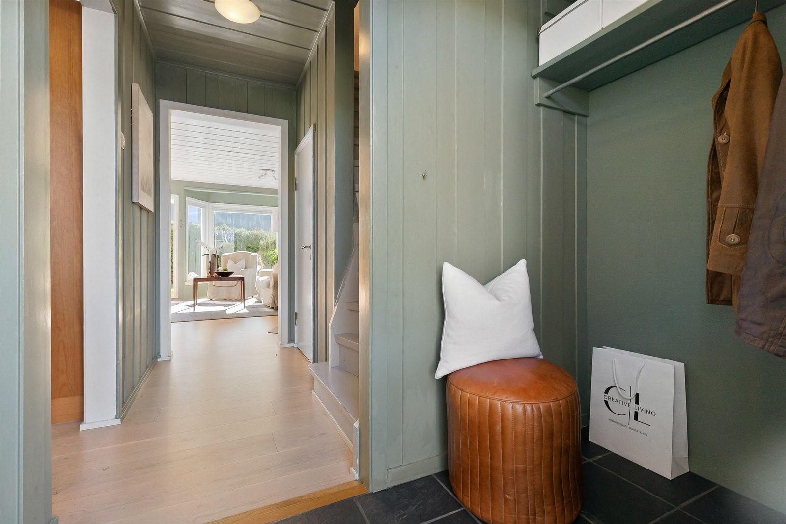 Fra entréen åpner boligen seg opp, med en siktlinje som strekker seg gjennom stuen og ut mot hagen. Galleribilde