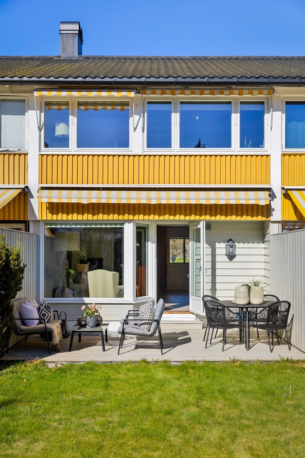 Et familievennlig rekkehus i et rolig og etablert nabolag på Tåsen, med en privat hage og stor markterrasse. Galleribilde