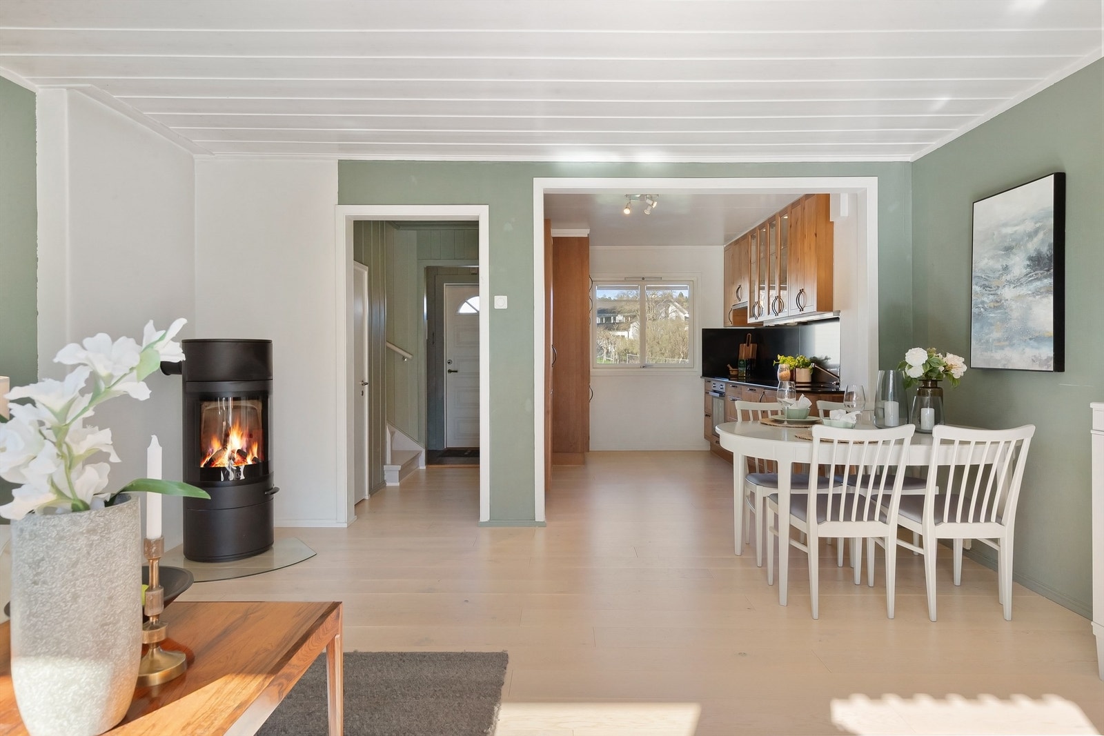 Fra stuen er det enkel tilgang til både entréen og kjøkkenet. Galleribilde