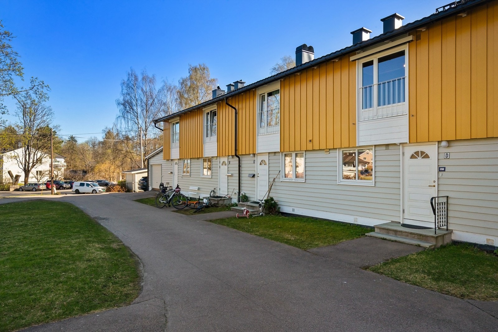 Her bor du med umiddelbar nærhet til Marka, med turstier mot Vettakollen og Ullevålseter, samtidig som buss og T-bane er lett tilgjengelig. Galleribilde