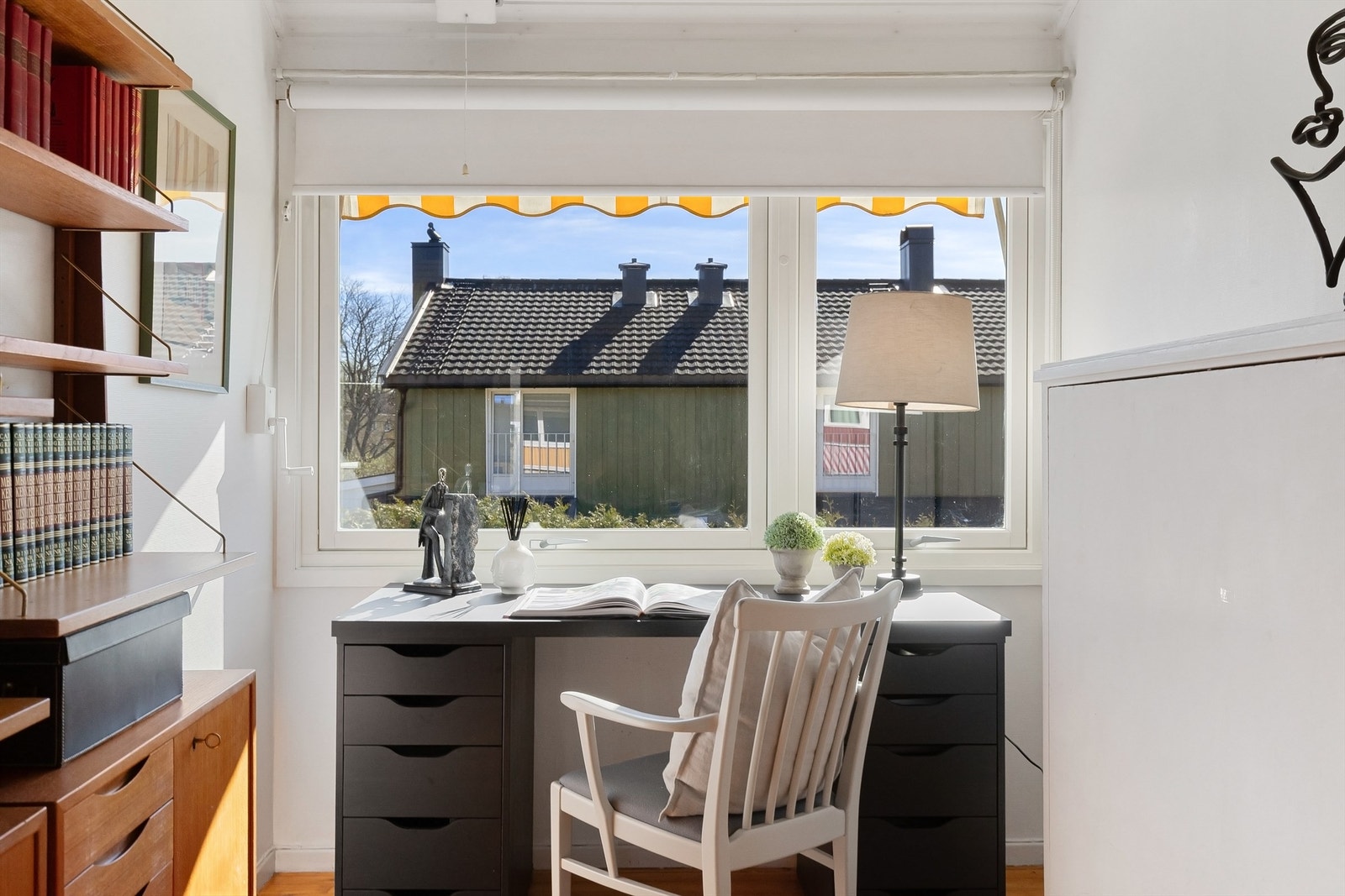 En lys og trivelig arbeidsplass med utsikt. Galleribilde