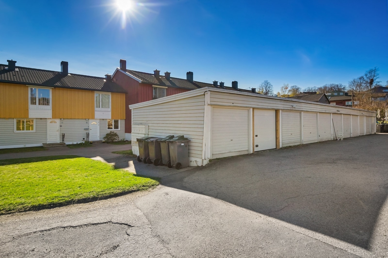 Det medfølger en egen garasjeplass i felles garasjerekke, med mulighet for å montere elbillader. Galleribilde