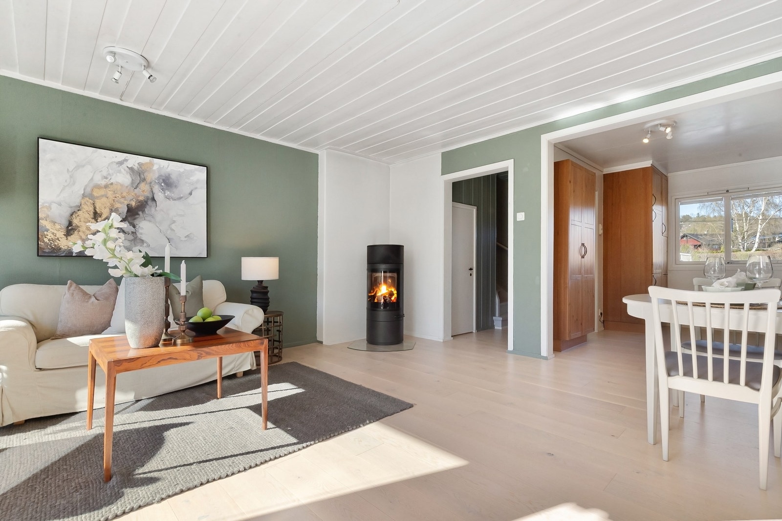 Rommet er lett å møblere med god plass til både store og små møbelgrupper. Galleribilde