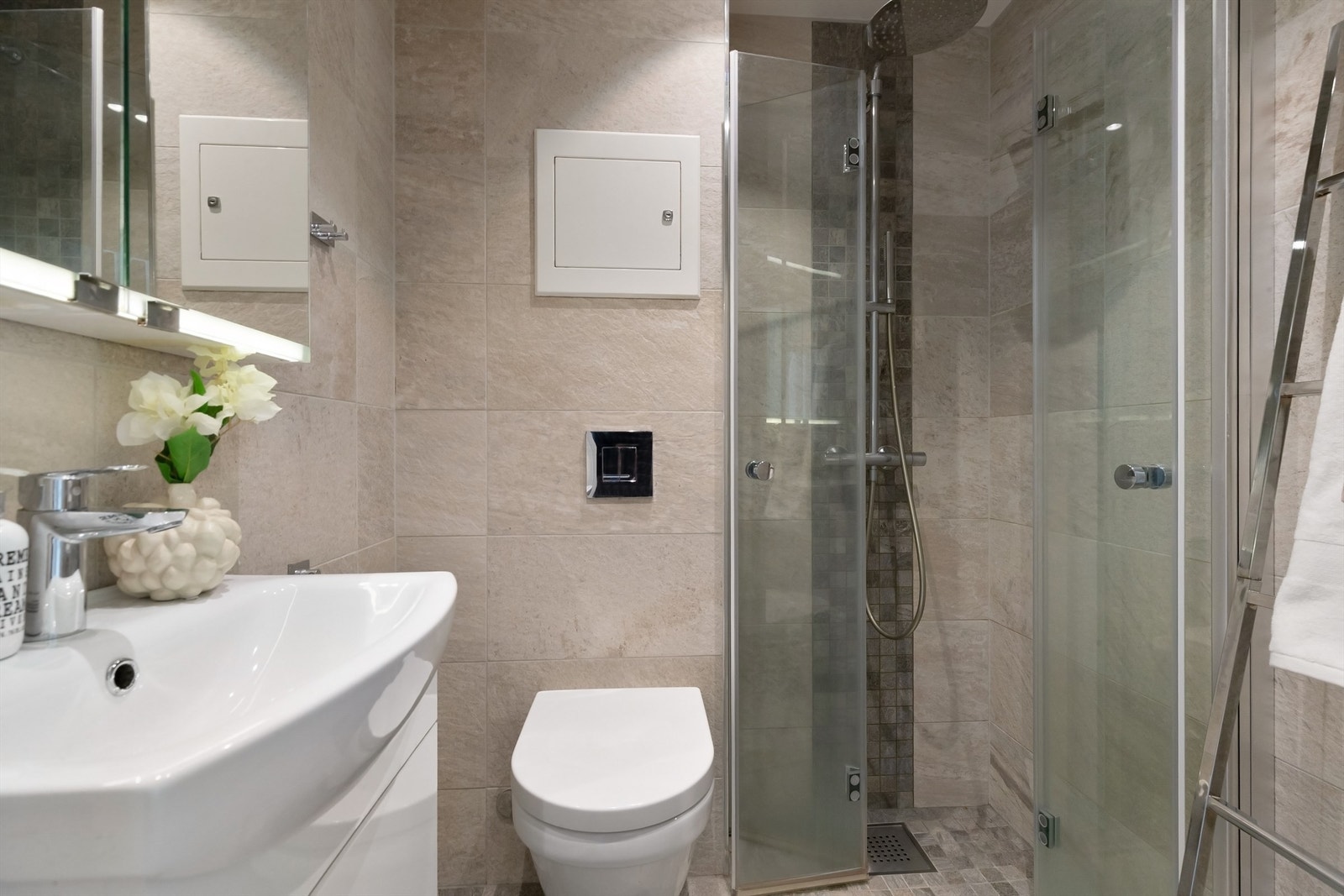 Badet ble oppgradert i 2017 og har gulvvarme, vegghengt toalett og en dusjnisje med regnfallsdusj. Galleribilde