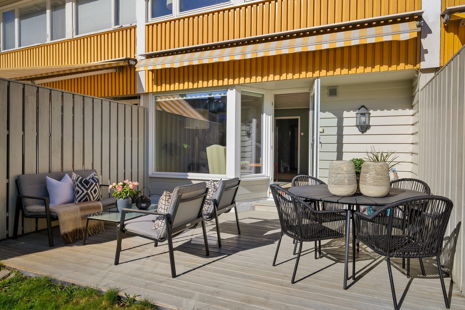 Den 17 m² store markterrassen i tre blir en naturlig forlengelse av stuen, med god plass til både spise- og loungegruppe. Galleribilde