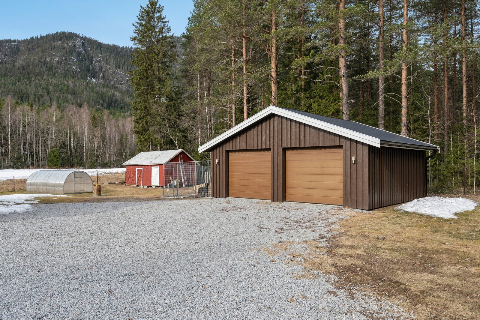 Dobbel garasje med to biloppstillingsplasser. Garasjen ble bygd i 2020. I tillegg finnes uthus med plass til lagring og oppbevaring. Galleribilde
