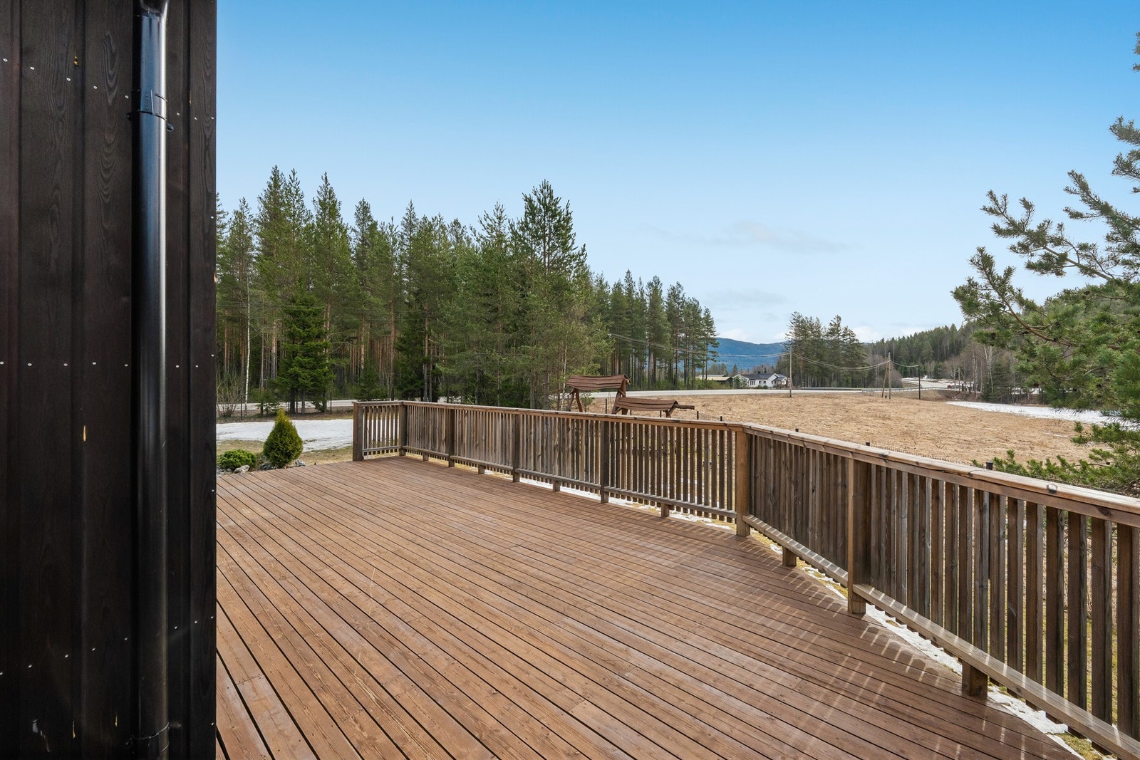 Romslig terrasse som gir god plass til å nyte livet utendørs Galleribilde