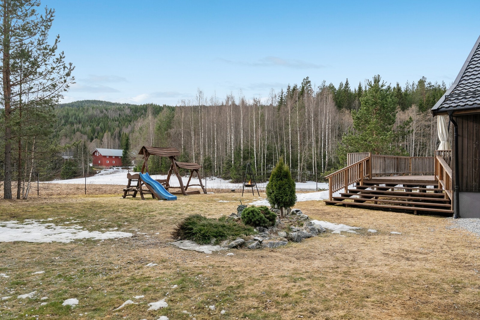 I hagen finner man også huskestativ og steinbed med noe beplantning. Galleribilde