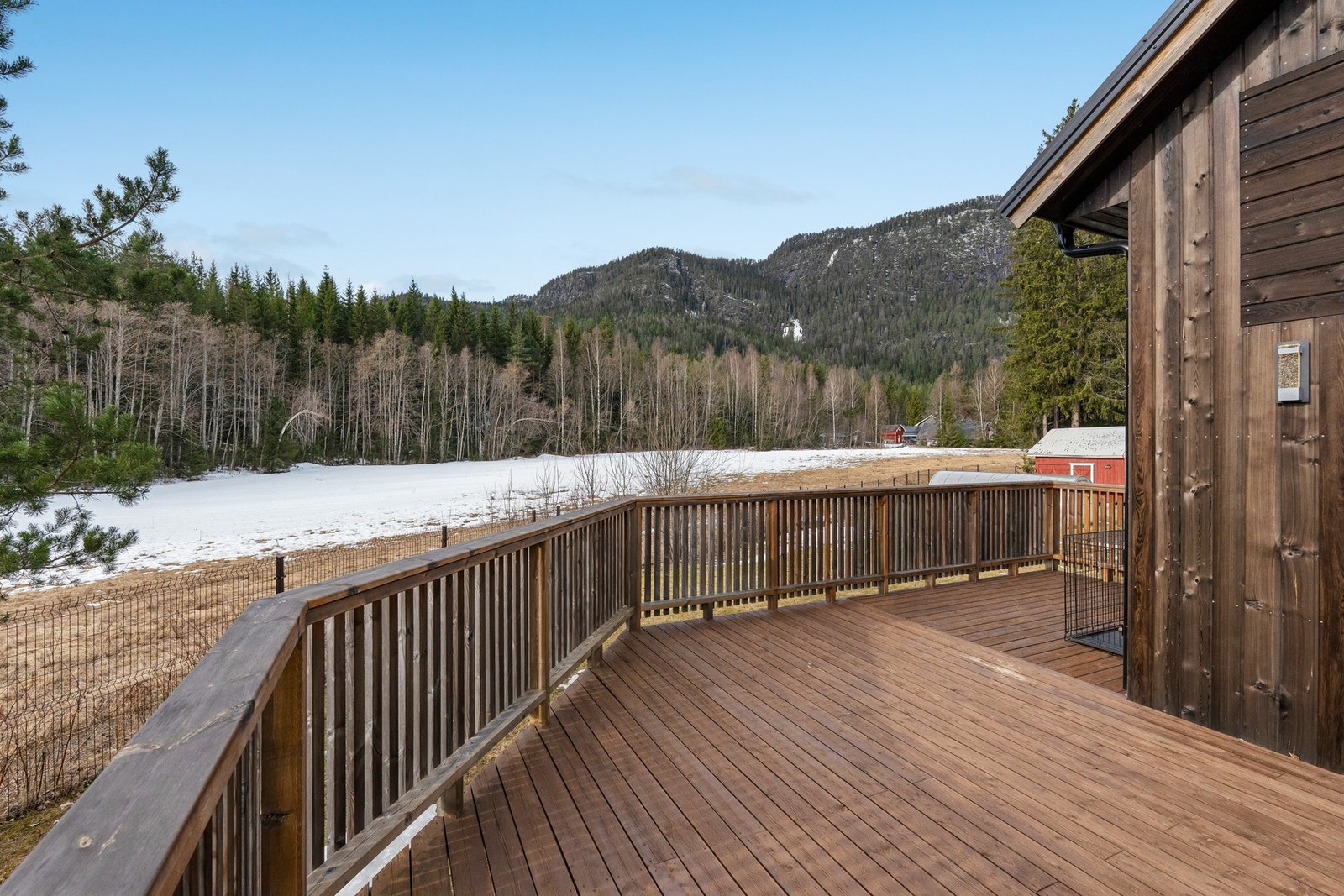 Stort opparbeidet, inngjerdet uteområde med god hageplass. Galleribilde