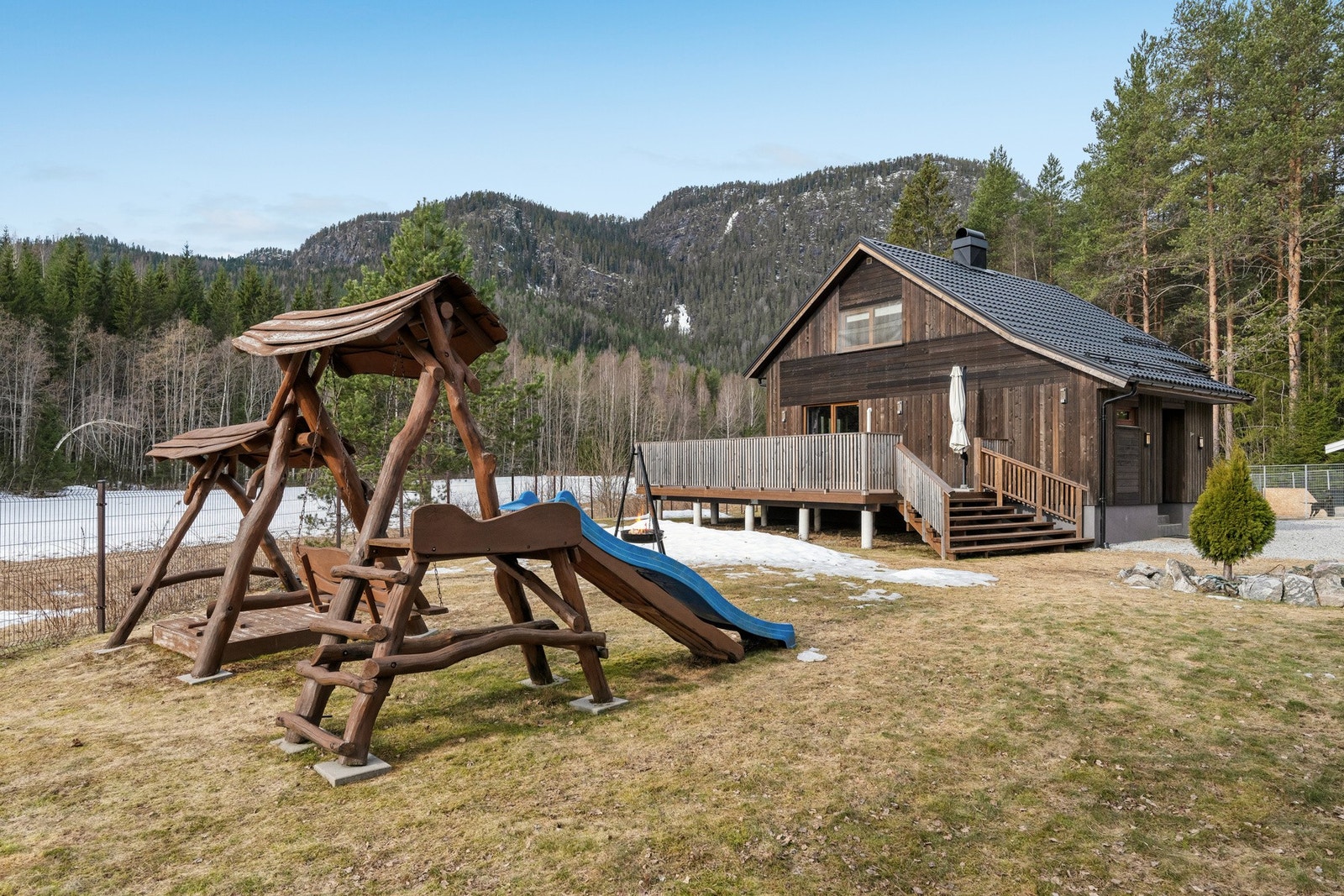 Det er etablert gjerde med stolper og gjerdegrinder av metall rundt deler av eiendommen. Galleribilde