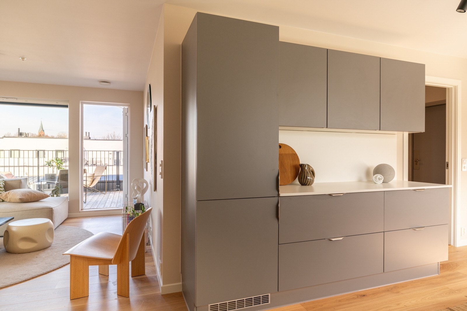 Innredningen er utstyrt med soft-close på skuffer og skap, og byr på gode arbeidsflater med laminat benkeplate og planlimt stålkum. Galleribilde