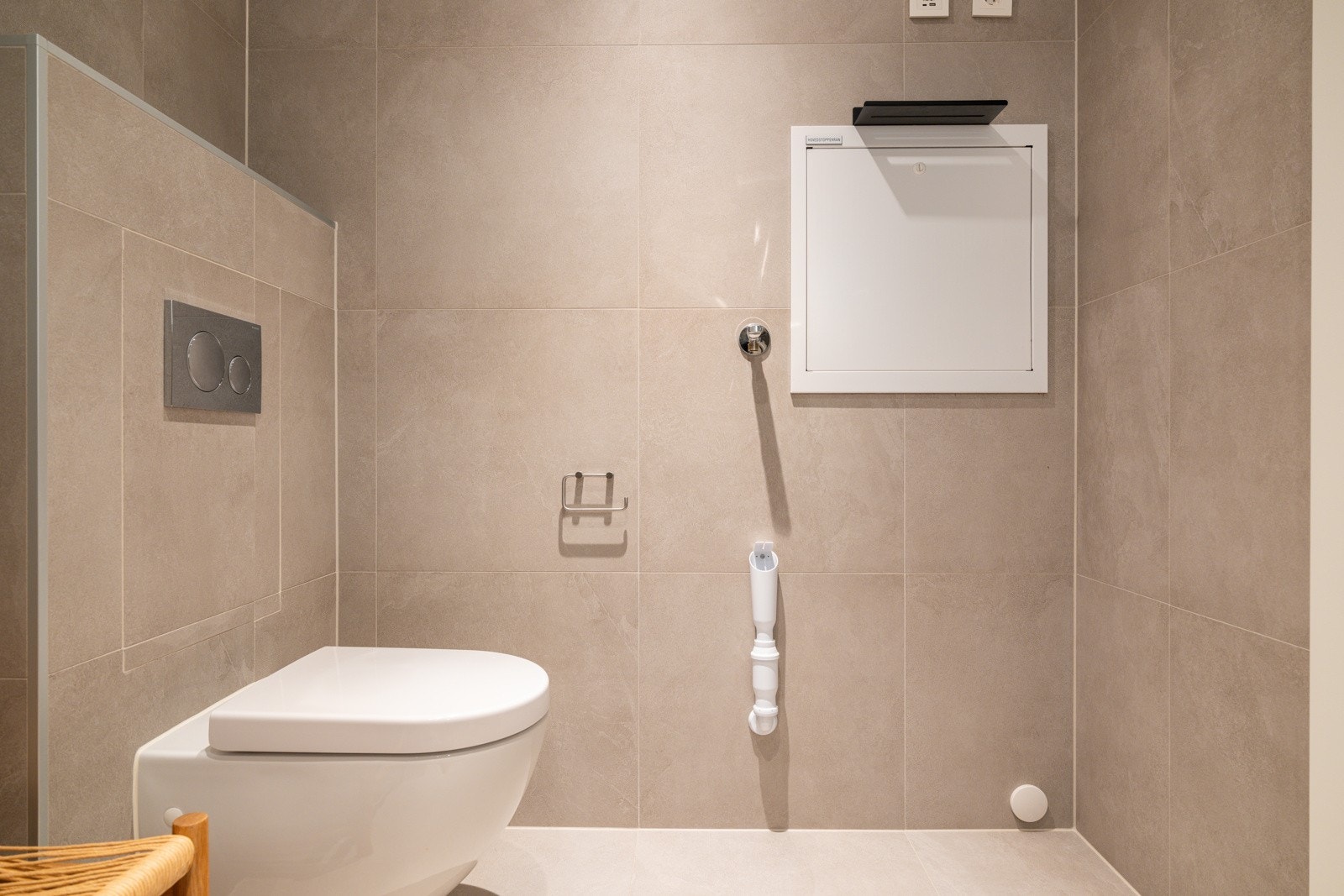 Badet er utstyrt med varmekabler i gulv og downlights i himling, og har en praktisk planløsning med servant med innredning og speil med integrert belysning. Galleribilde