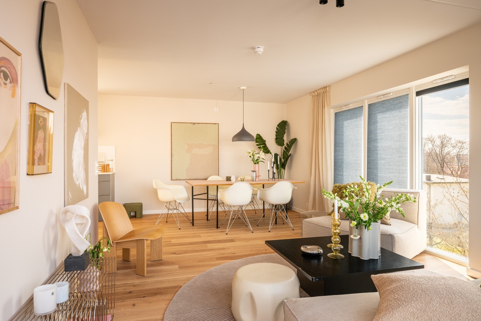 Stuen har god plass til både sofagruppe og spiseplass, og oppleves som et naturlig samlingspunkt i boligen. Galleribilde